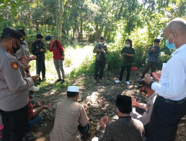 Terbungkus Baju Daster dan Kresek, Jasad Orok Bayi Bikin Geger Warga