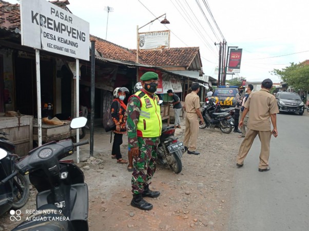 Prokes Diperketat, Pasar Krempyeng Kemuning Dirazia Tim Gabungan