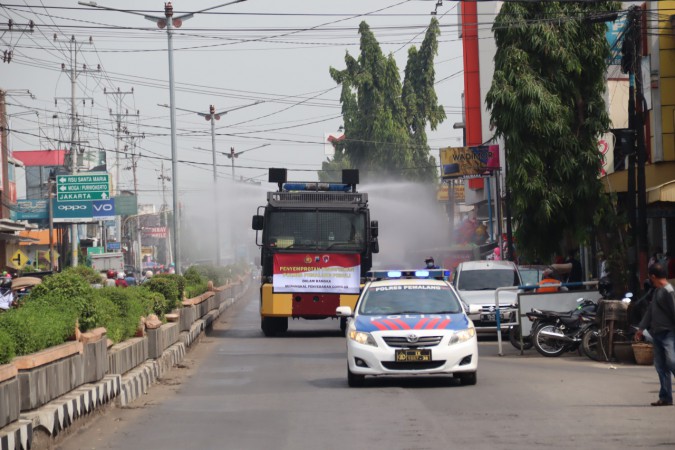 Tiga Kali Sehari, Armada Water Canon di Pemalang Keliling Perkotaan Semprot Disinfektan