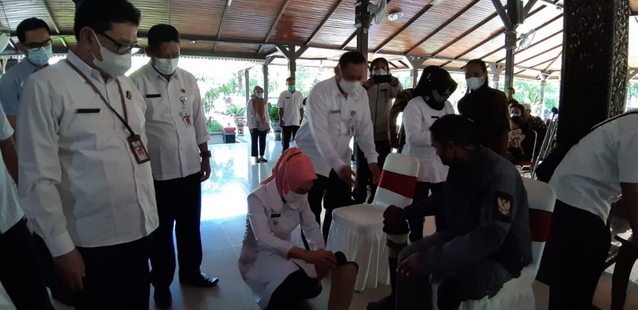 Bupati Brebes Serahkan Kaki Palsu ke 19 Penyandang Disabilitas