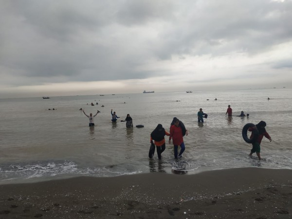 Yakini Berendam di Air Laut Bisa Sembuhkan Covid-19, Setiap Pagi PAI Diserbu Warga