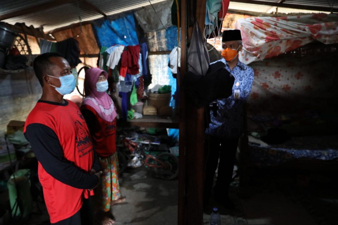 Kunjungi Rumah Buruh Tani yang Terendam Banjir, Ganjar Beri Bantuan RTLH: Wargane Isih Kompak Ora?
