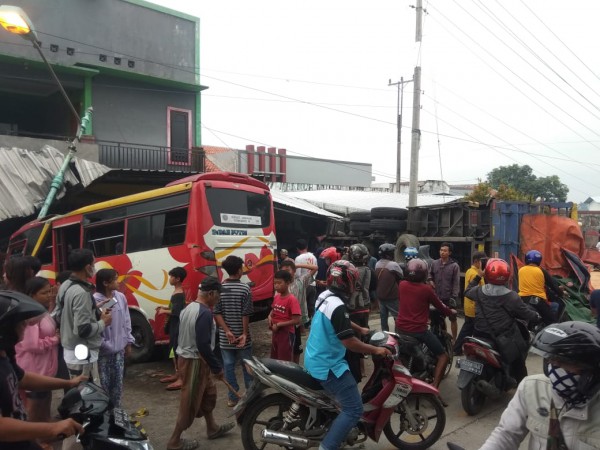 Hilang Kendali di Turunan Bumiayu, Tronton Tabrak Elf dan Bangunan, Lima Dilarikan ke Rumah Sakit