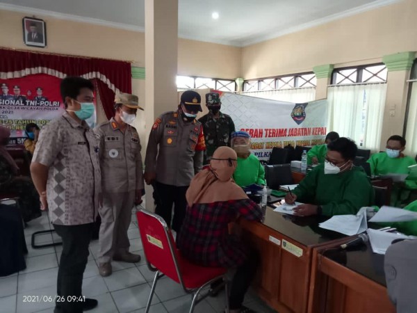 Takut Terkena Covid-19, Warga Jatinegara Antusias Disuntik Vaksin