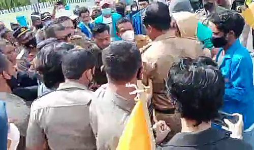 Bupati Emosi Tendang Ban Demonstran, Aksi Protes Ricuh Sempat Saling Pukul