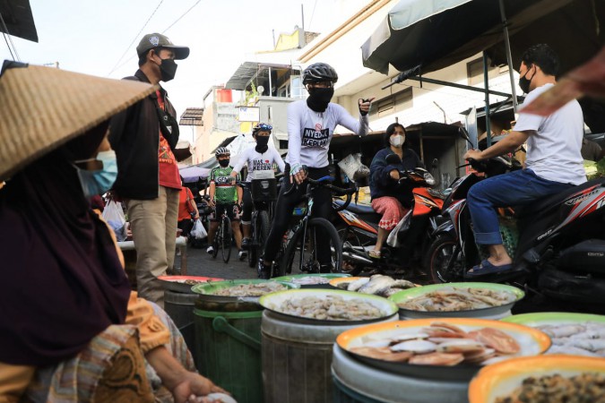 Bergowes, Ganjar Sosialisasi Prokes ke Gang Sempit dan Semangati Nakes yang Tangani Covid