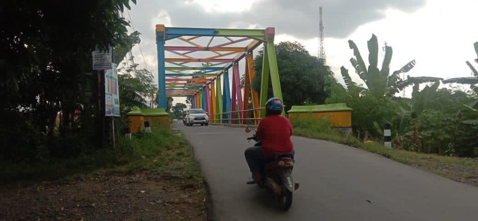 Kereeen... Cegah Korosi, Jembatan di Kabupaten Tegal Dicat Warna-warni