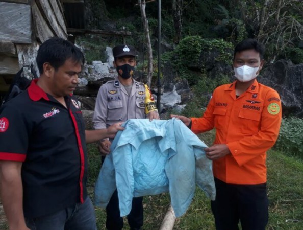 Pendaki Perempuan Hilang di Gunung, Tim SAR Baru Temukan Jaket Biru Muda Milik Korban