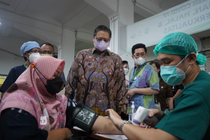 Berkunjung ke Sentra Vaksinasi Serviam, Menko Airlangga Ingatkan Masyarakat Tetap Patuhi Protokol Kesehatan
