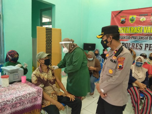 Warga Antusias Ikut Vaksinasi, Polres Pemalang Sigap Atur Antrean