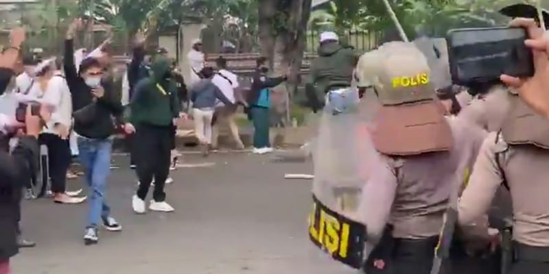 Terlibat Bentrok dengan Polisi, 150 Massa Pendukung Habib Rizieq Diamankan