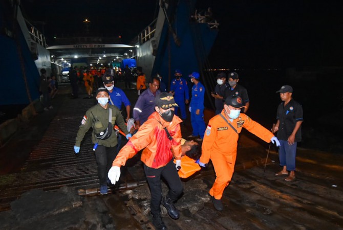 Bangkai KMP Yunicee Terseret Arus 1,6 Kilometer, Polri Kirim Dua Pesawat untuk Cari Korban Hilang