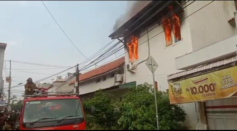 Diduga Charger HP Korslet, Bangunan Lantai Dua Terbakar Hebat