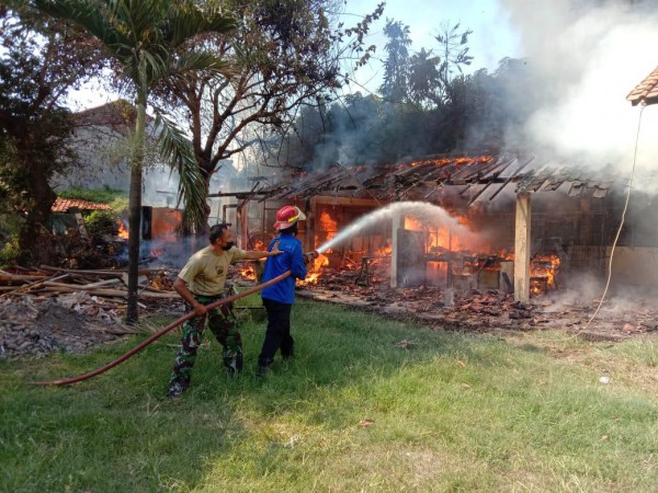 Lalai Membakar Sampah, Gedung SMK Negeri 2 Slawi Terbakar