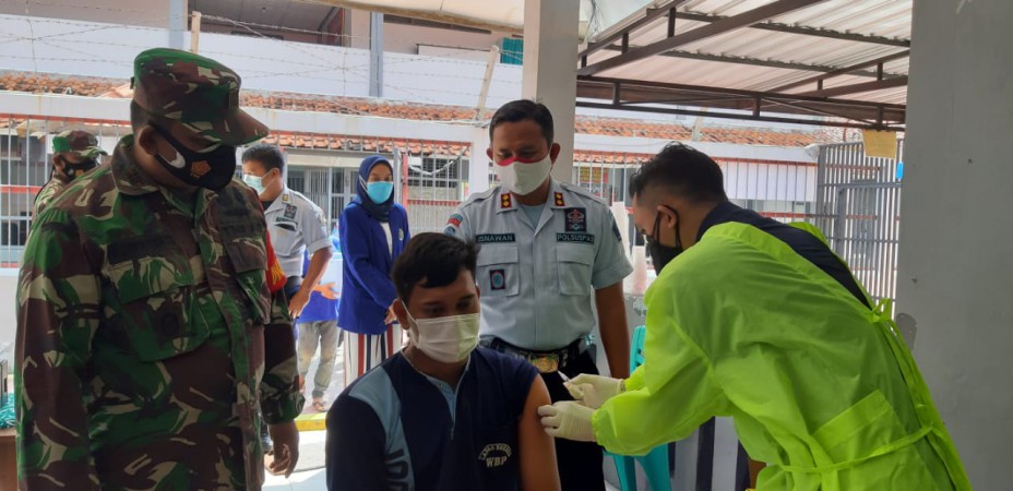 Cegah Penyebaran Covid-19, Ratusan Warga Binaan Lapas Brebes Disuntik Vaksin