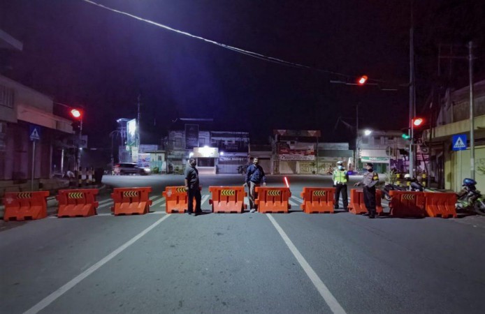 Ruas Jalan Protokol Kota Slawi dan Perbatasan Kabupaten Tegal Ditutup, Warga Kecewa dan Luapkan Kekesalan di M