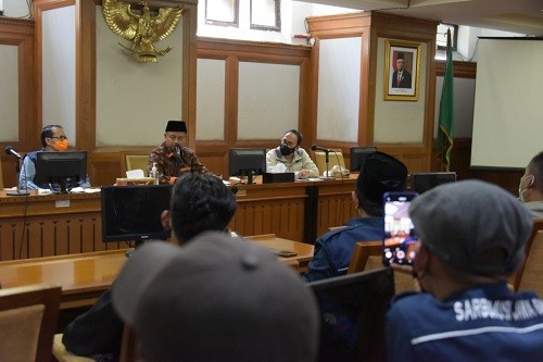 Uu Ruzhanul Berdialog dengan Buruh di Gedung Sate