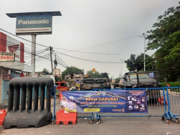 Sekat Mobilitas Warga, Panser dan Rantis Jaga Jalan Raya Bogor-Ciracas