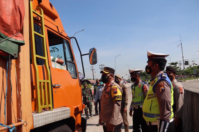 Jelang Penutupan Exit Tol Gandulan, Satgas Perketat Penyekatan Kendaraan yang Lewat Pemalang