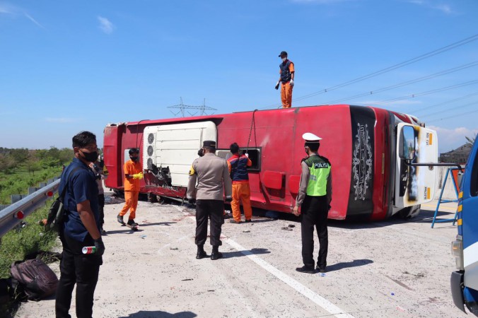 Bus vs Truk di Tol Pemalang, Tujuh Penumpang Bus Tewas Seketika