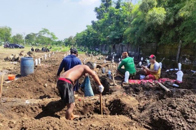 Lima Penggali Kubur Pasien Covid-19 di Sidoarjo Terima Insentif Rp1,2 Miliar