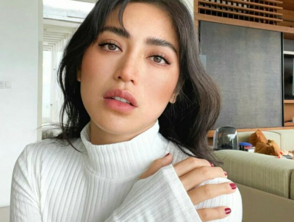 Sensual dan Pamer Wajah Glowing, Gaya Nungging Jessica Iskandar Bikin Ngilu