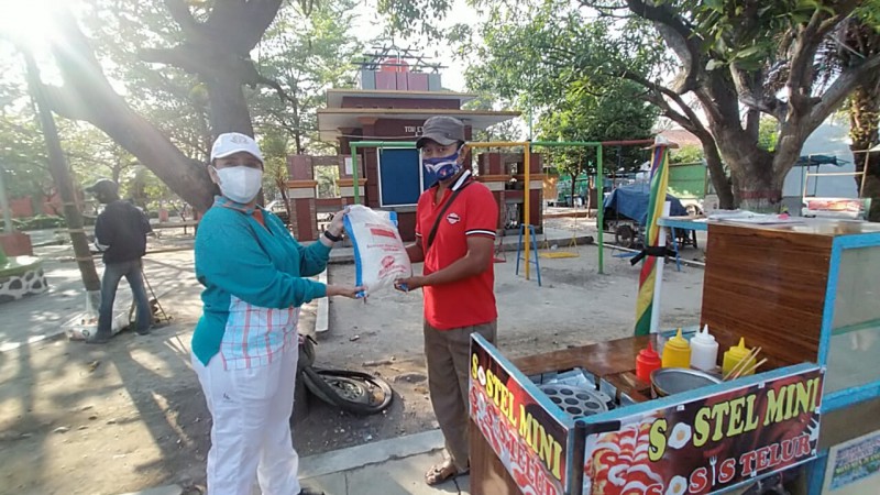 Ikut Bantu Warga yang Terdampak Covid-19, Bupati Apresiasi Kejari Brebes