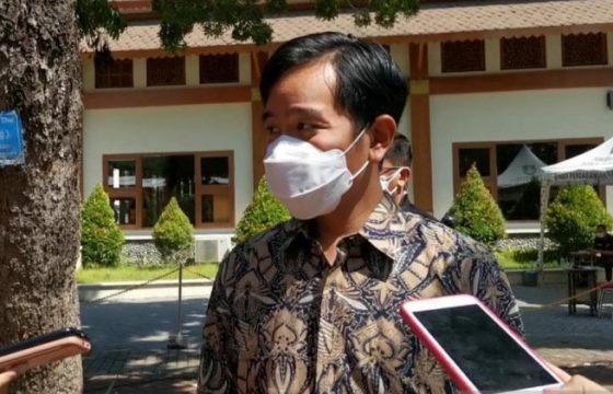 Positif Covid-19, Gibran Tetap Perintahkan Ajudan Muter Bagikan Sembako