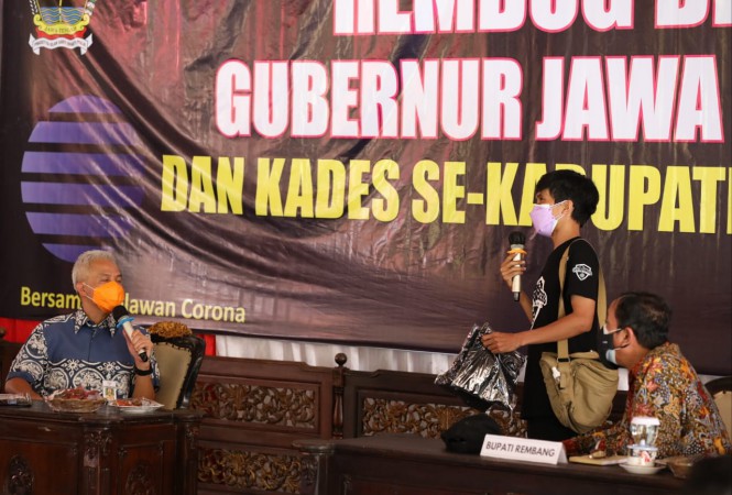 Kenakan Kaos Hitam, Ganjar Ketemu Covid Rangers saat ke Rembang