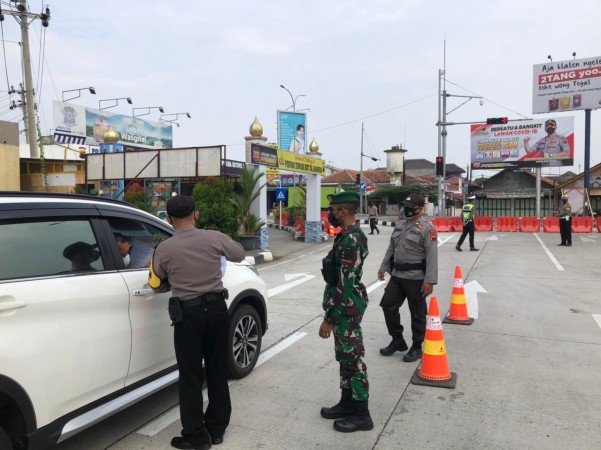 Dijaga Ketat TNI dan Polri, Exit Tol Tegal Masih Disekat