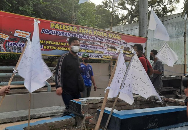 Protes Perpanjangan PPKM Level 4, PKL di Kota Tegal Kibarkan Bendera Putih