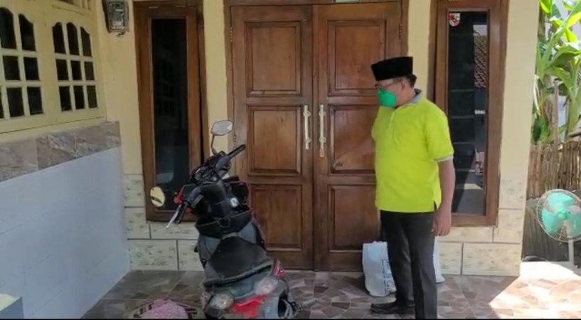 Pimpinan dan Anggota Fraksi PKB DPRD Brebes Bagikan Paket Sembako ke Warga yang Isoman