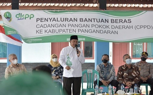 Uu Ruzhanul Salurkan 53 Ton Beras Cadangan Pangan di Pangandaran