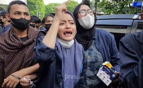 Enam Rekannya Diamankan Polisi, Seorang Mahasiswi Histeris saat Demo Tolak PPKM