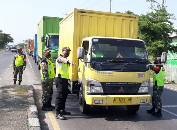 Akses Menuju Jateng Ditutup, Perbatasan Jabar-Jateng Dijaga Ketat Petugas Gabungan