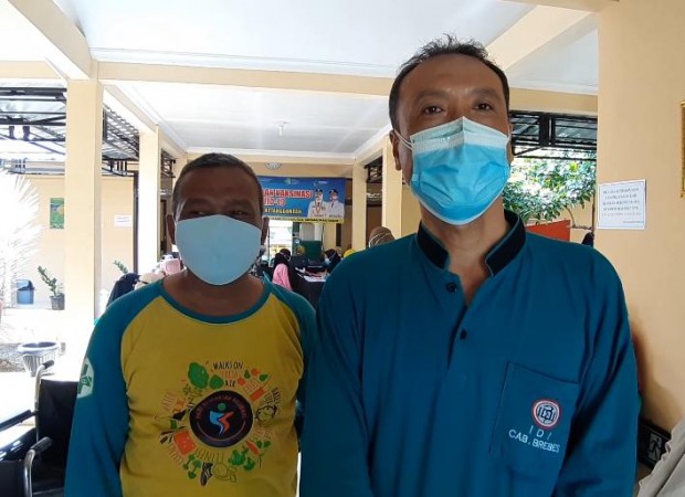 Warga Brebes Rela Berdesakan untuk Dapatkan Vaksinasi Dosis Pertama