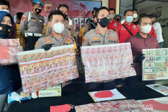 Modus Bisa Gandakan Uang, Polisi Sita Rp1,5 Miliar Uang Palsu Rp100 Ribuan