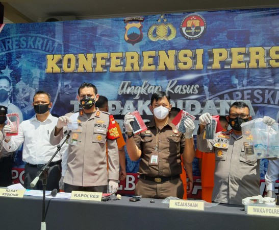 Pesta Narkoba dengan 2 Orang, Oknum Polisi Aktif Diamankan Satnarkoba Polres Brebes