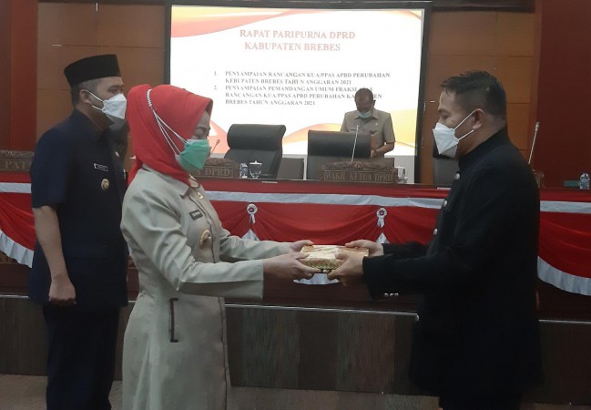 Bupati Idza Serahkan Rancangan KUA-PPAS Perubahan ke DPRD Brebes