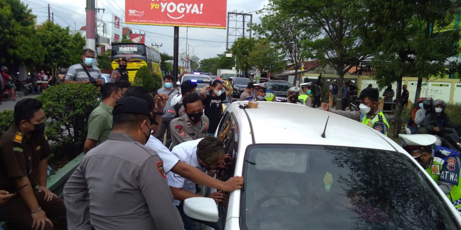 Berulah di Jalur Pantura dengan Mobil Tanpa Nopol, Petugas Amankan Wanita yang Diduga Gangguan Jiwa