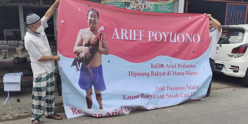 Bertelanjang Dada dan Pakai Kolor Pendek Biru, Baliho Arief Poyuono Malu Bakal Dipasang di Mana-mana