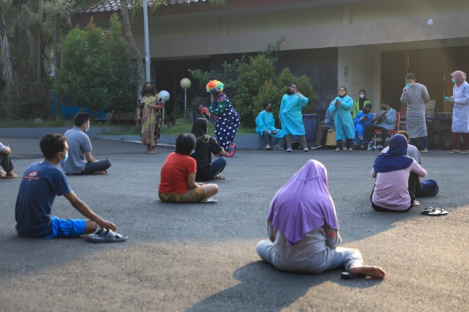 Hibur Pasien Covid-19 dan Sosialisasi Prokes, Mahasiswa di Semarang Rela Jadi Badut