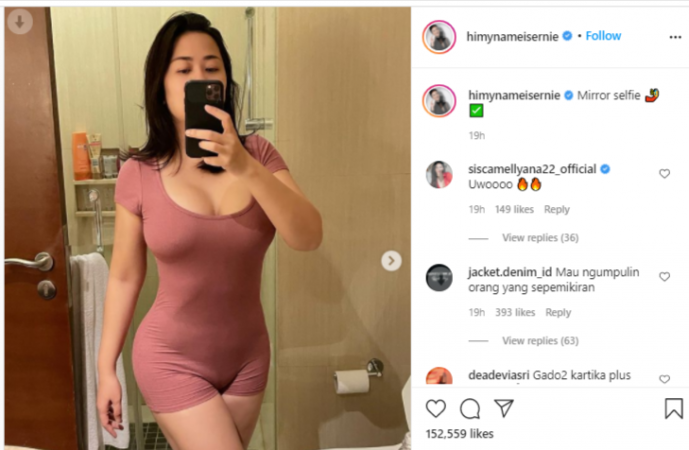 Meresahkan! Tante Ernie Mirror Selfie dengan Gaya Seksi Banget