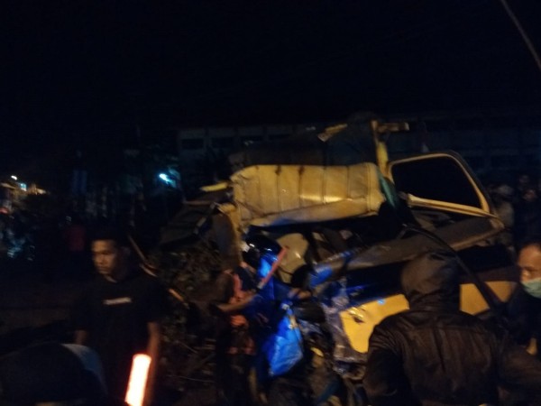 Tronton Maut Tabrak Dua Truk dan Dua Sepeda Motor, Tiga Tewas Seketika