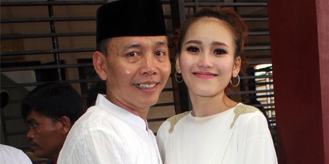 Tembus 84 Ribu, Ayah Rozak Ikut Terseret Petisi Boikot Ayu Ting Ting