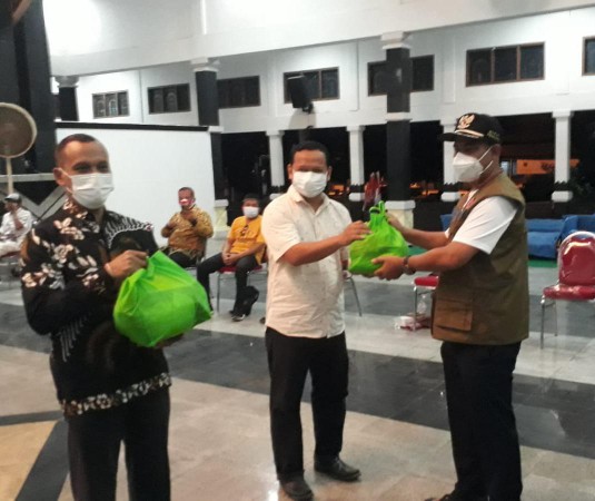 Bupati Agung Serahkan 1.212 Paket Sembako untuk Pegiat Seni di Pemalang