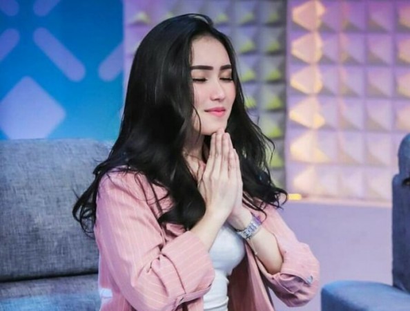 Hadir di Nikahan Leslar, Perhiasan Ayah Rozak Bikin Silau, Ayu Ting Ting: Biar Dibikin Sombong Sekalian