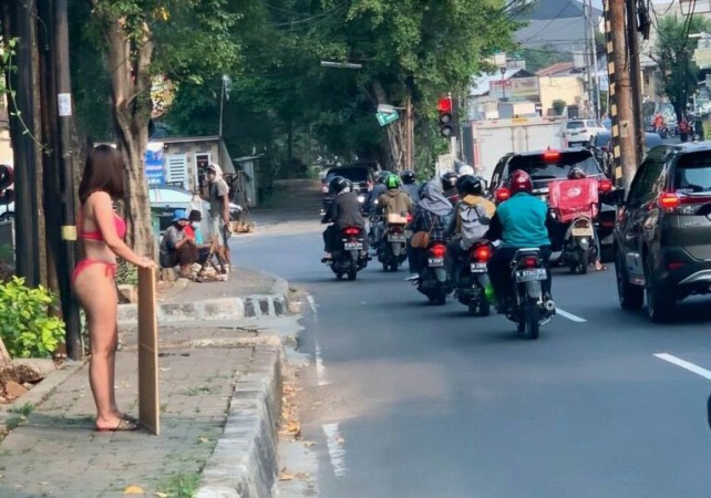 Dinar Candy Nekat Pakai Bikini ke Jalan, Aldi Taher: Mending Pamer Baca Quran