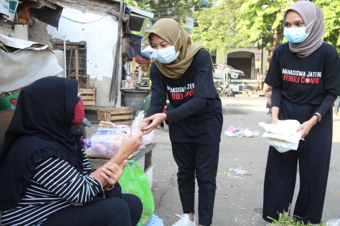 Mahasiswa ke Pasar Tradisional Bagikan Masker dan Hand Sanitizer usai Seruan Ganjar