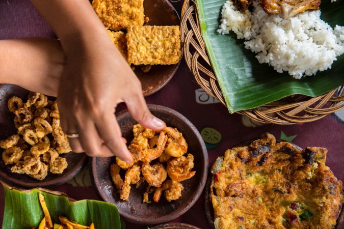 Ini Dia Lima Kebiasaan Unik Orang Indonesia Saat Makan, Apa Kamu Salah Satunya?